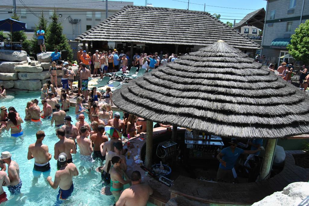 Commodore Resort Put-in-Bay Exterior photo
